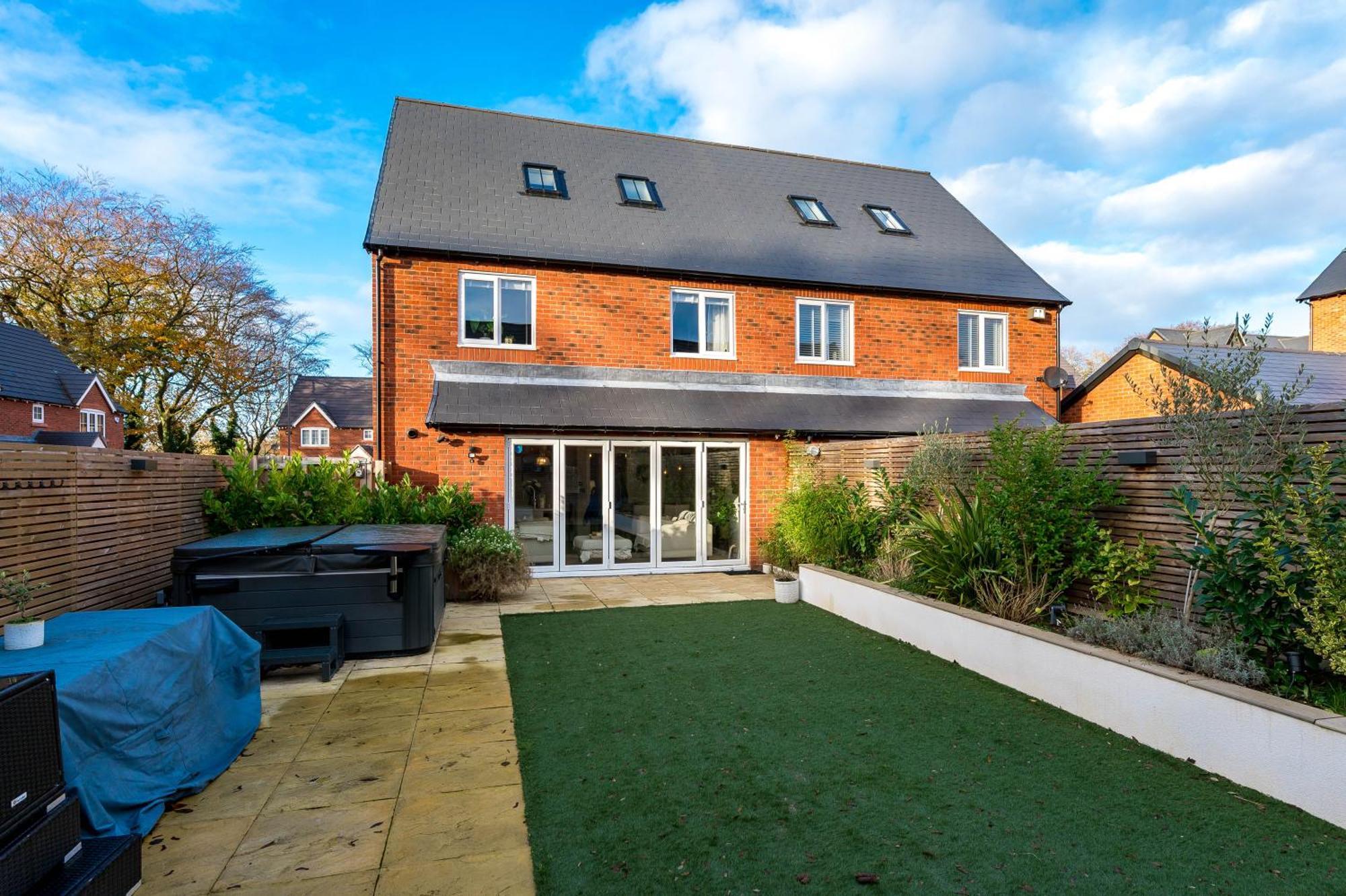 Luxury New With Gym & Hot Tub Near Sefton Park & Centre